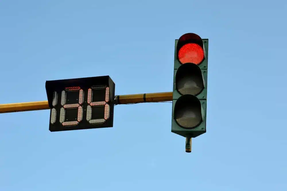 Sinal vermelho em Goiânia: pode passar ou é cilada?