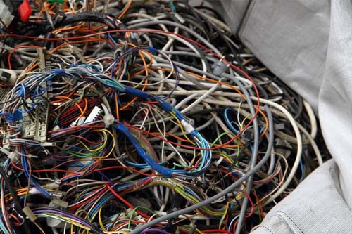 Goiânia dá destinação sustentável a 110 toneladas de fios retirados de postes