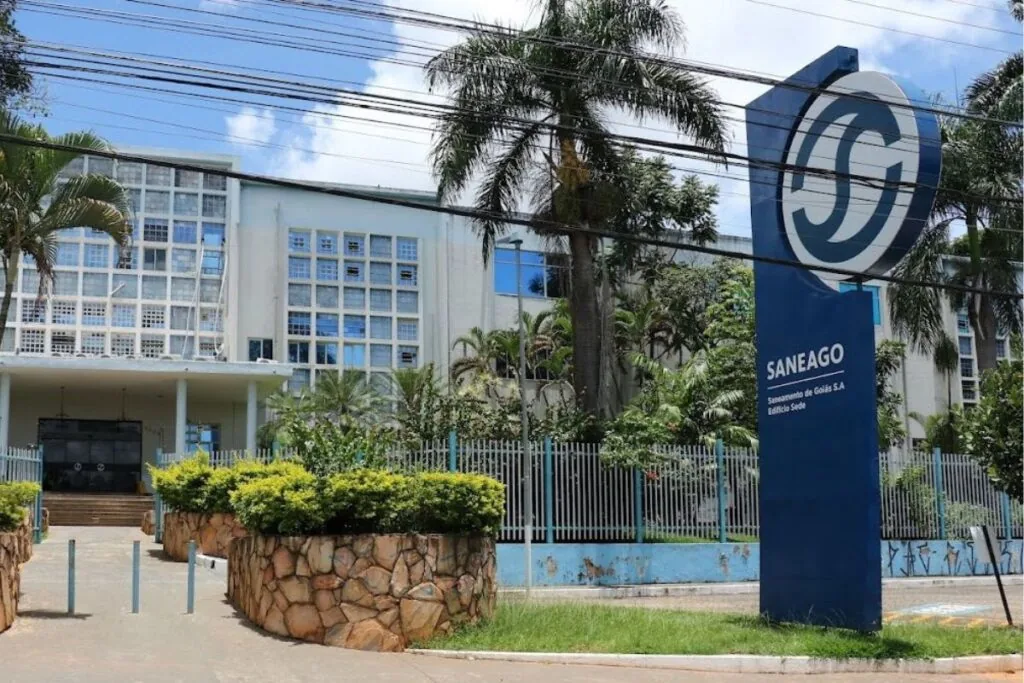 Saneago recebe multa de R$ 2,6 milhões por obras paralisadas