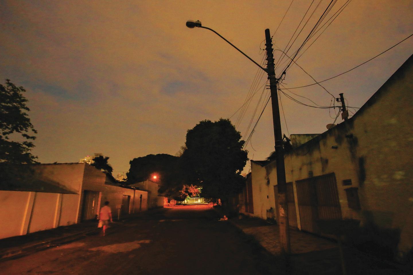 Goiânia no escuro: calote da Prefeitura paralisa 'Brilha Goiânia'