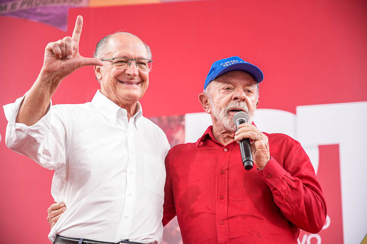 Lula oficializa candidatura sob vantagem nas urnas e turbulência na oposição