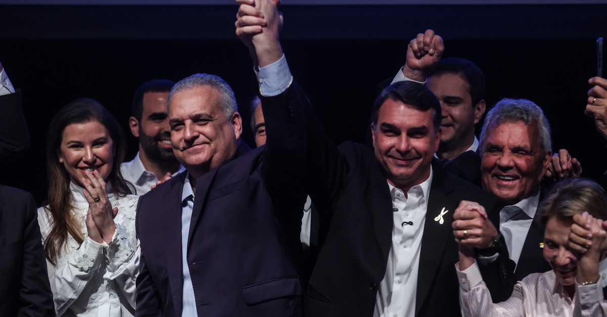 Flávio Bolsonaro define Alfredo Gaspar como vice em chapa presidencial