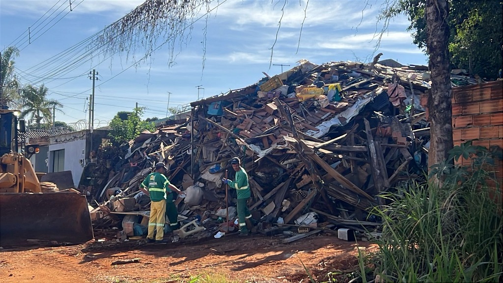 Ruína e lixo: Casarão condenado que sufocava vizinhos é demolido em Aparecida
