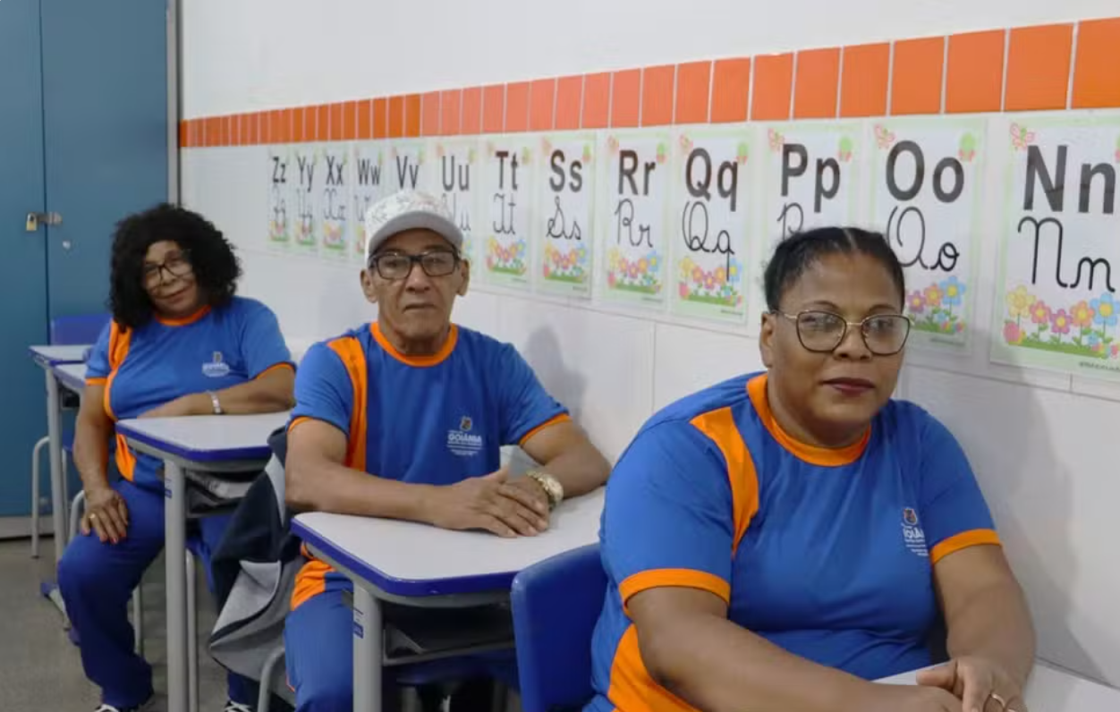 Família unida também divide caderno: filha de 51 anos estuda com os pais em Goiânia